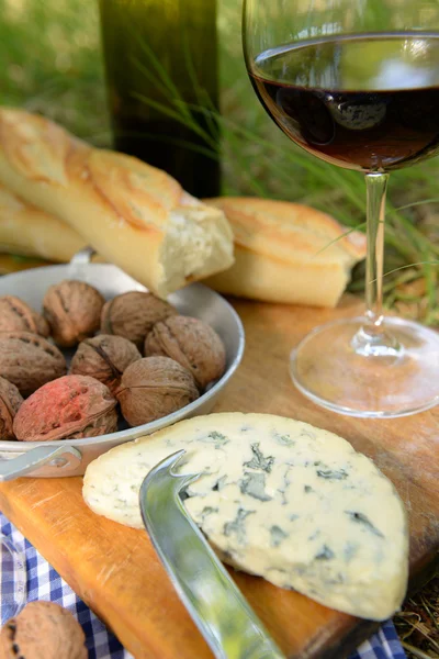 Víno, lahodný sýr, vlašské ořechy a bagetou — Stock fotografie