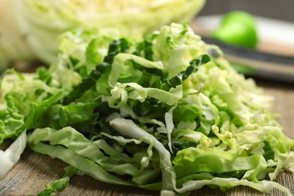 Cut savoy cabbage on cutting board — Stock Photo, Image