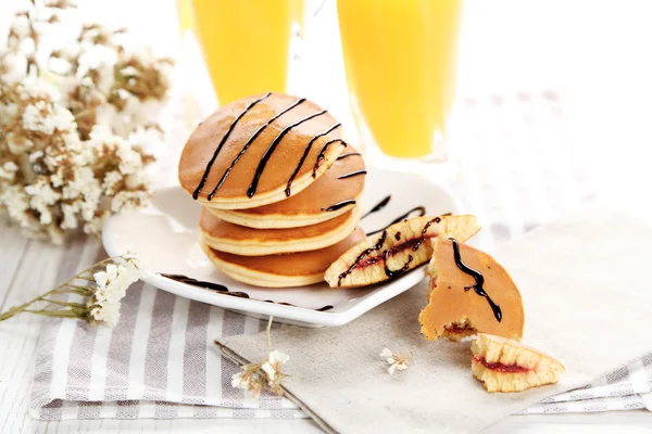Tortitas sabrosas con mermelada con jugo de naranja — Foto de Stock