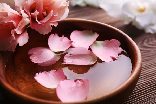 Pink rose petals in a bowl — Stock Photo, Image