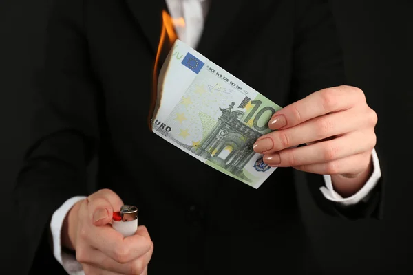 Kobieta spalania banknotów Euro — Zdjęcie stockowe