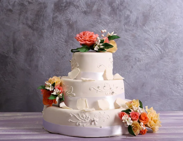 用鲜花装饰的白色结婚蛋糕 — 图库照片