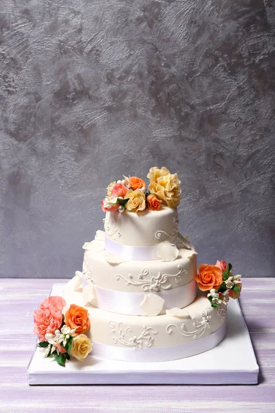 Hochzeitstorte mit Blumen dekoriert — Stockfoto