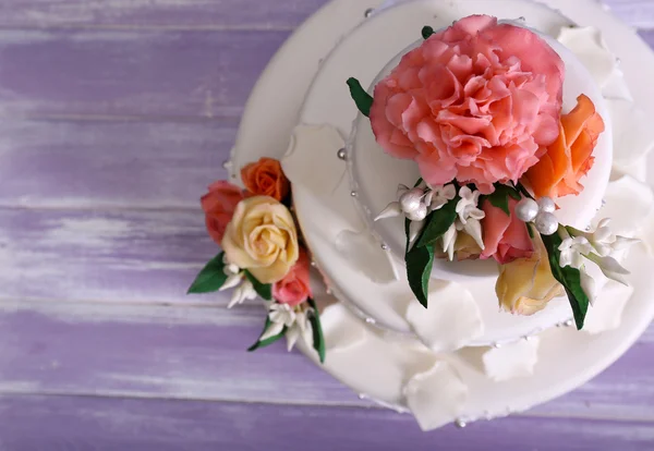 Bílý svatební dort zdobený květinami — Stock fotografie