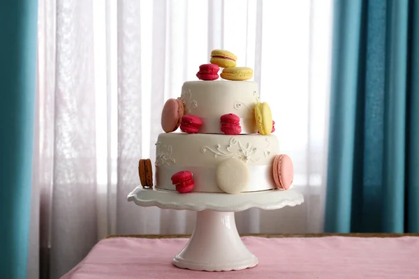 Bella torta nuziale decorata con fiori — Foto Stock