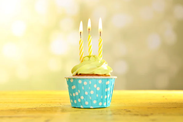 Smakelijke cupcake met kaarsen — Stockfoto