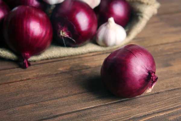 Kırmızı soğan ve sarımsak ile dağınık çanta