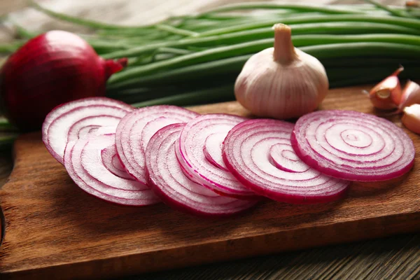 Rode uien cirkels, groene ui met knoflook — Stockfoto