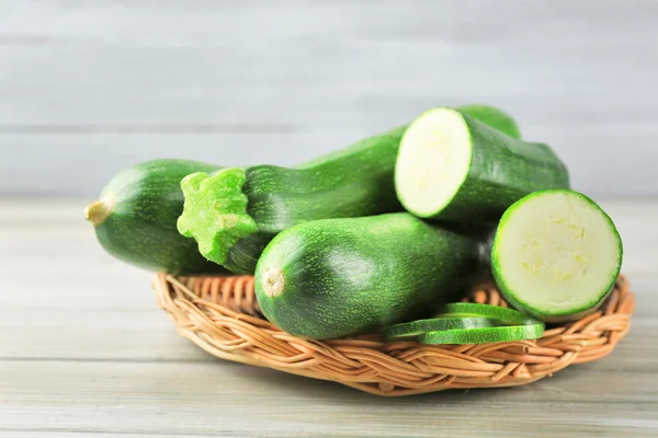 Courgettes fraîches dans le panier — Photo