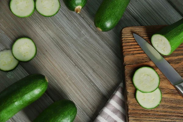 Fresh sliced zucchini on cutting board — Stock Photo, Image