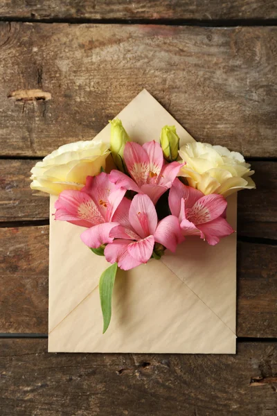 Beyaz eustoma ve zarf içinde pembe alstroemeria — Stok fotoğraf