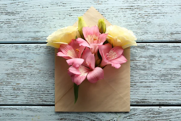 Weißes Eustoma und rosa Alstroemeria im Umschlag — Stockfoto