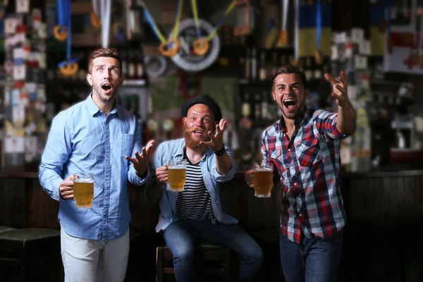 Hombres jóvenes con cerveza —  Fotos de Stock