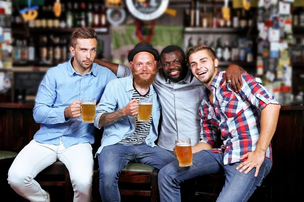 Hombres jóvenes en el bar —  Fotos de Stock