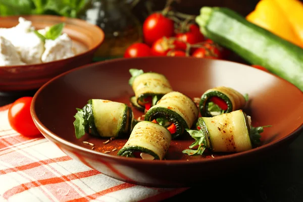 Rollos de calabacín con queso, pimientos y rúcula —  Fotos de Stock