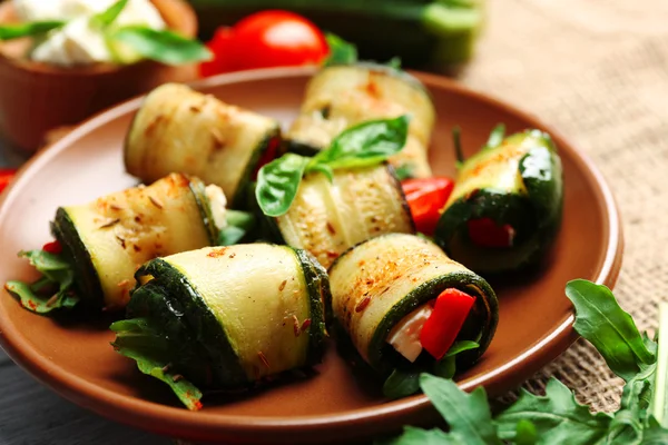 Ensalada con rúcula y rollos de calabacín — Foto de Stock