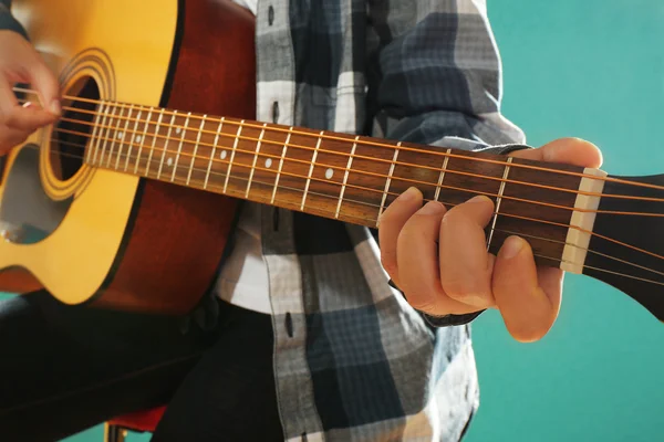 Musician plays guitar — Stock Photo, Image