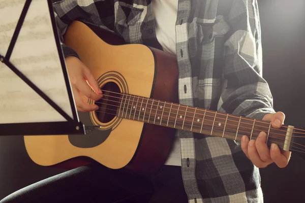 Musician plays guitar — Stock Photo, Image