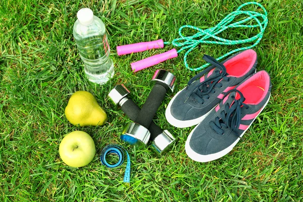 Equipamento desportivo na grama — Fotografia de Stock