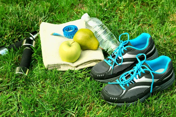 Sportovní vybavení na trávě — Stock fotografie