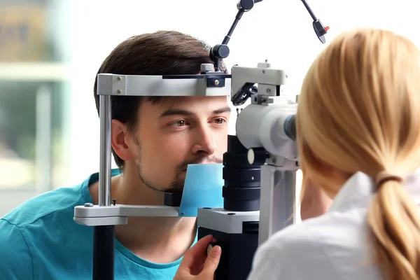 Doctora examinando paciente — Foto de Stock