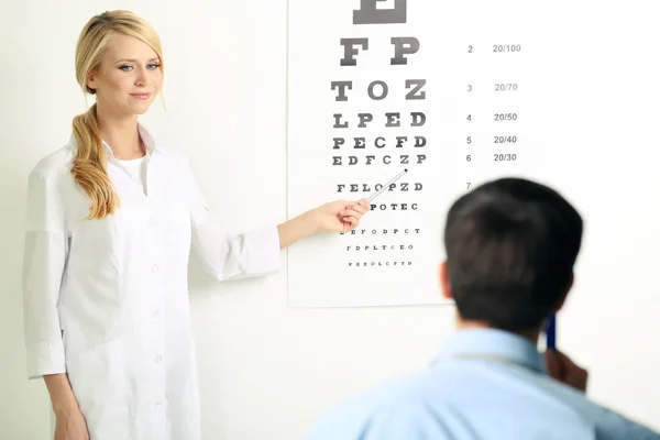 Femme médecin examen patient — Photo