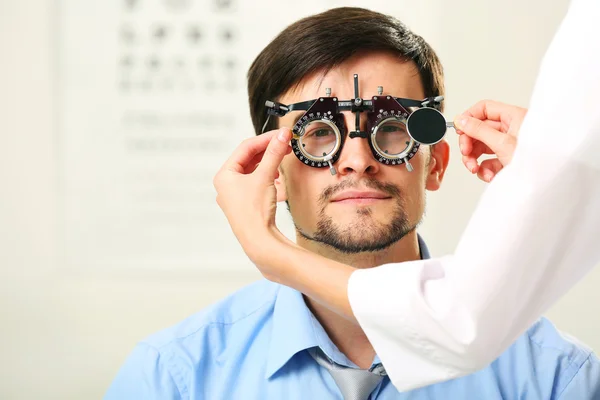 Kvinnliga läkare undersökt patient — Stockfoto