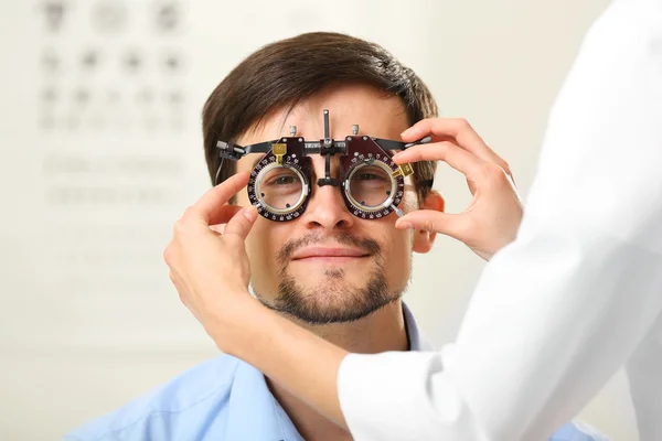 Kvinnliga läkare undersökt patient — Stockfoto