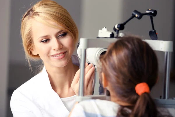 Femme médecin examen fille patient — Photo