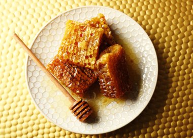 Peteğin ve ahşap Kepçe