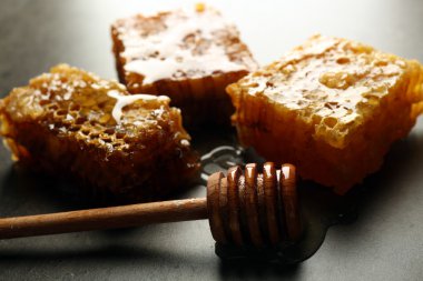 Peteğin gri arka plan üzerinde