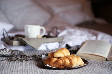 Hafif kahvaltı ile ahşap tepsi