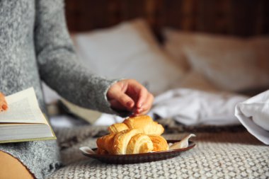 Hafif kahvaltı ile kız