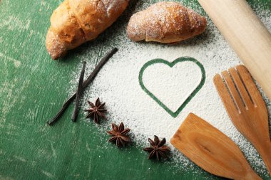 Un, kruvasan ve mutfak eşyaları