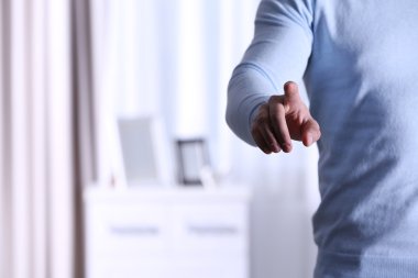 Genç adam basma düğmesi