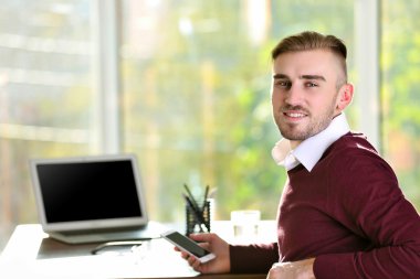 İşadamı dizüstü bilgisayarla çalışıyor