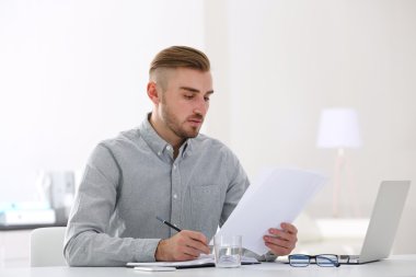 İşadamı dizüstü bilgisayarla çalışıyor