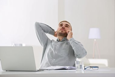 İşadamı dizüstü bilgisayarla çalışıyor