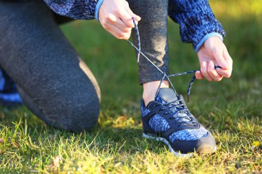 Kadın spor ayakkabı bağcığı bağlama