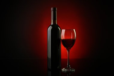 şarap kadehi ve şişe