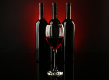 Şarap cam şişe üst üste karşı