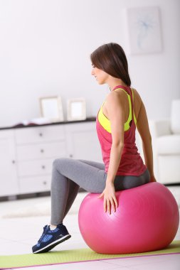 Kız uygun topu ile yapıyor