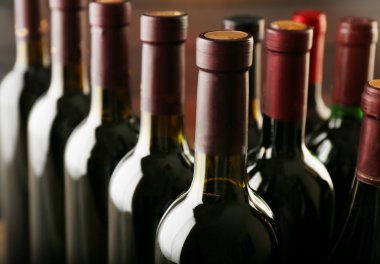 şarap şişeleri üst üste