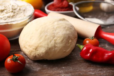 Hamur topları ve pizza için malzemeler