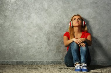 Genç kadın müzik dinliyor. 