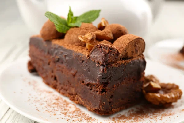 Pedaço de bolo de chocolate com noz — Fotografia de Stock