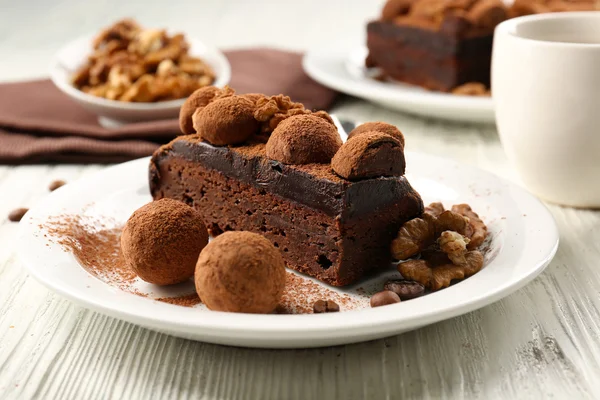 Bolas de chocolate y un pedazo de pastel — Foto de Stock