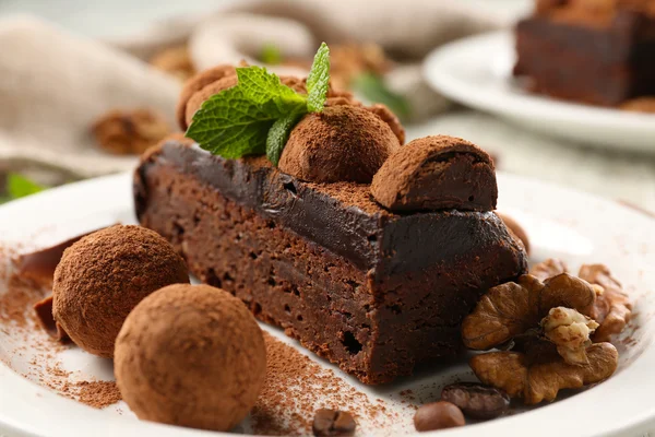 Шоколадные шарики, кусок торта с орехом — стоковое фото