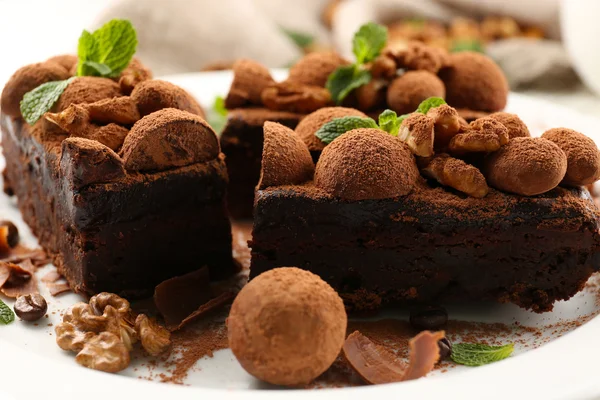 Kawałek ciasto czekoladowe z orzecha włoskiego — Zdjęcie stockowe