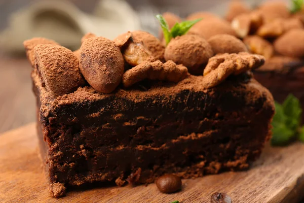 Um pedaço de bolo de chocolate com noz — Fotografia de Stock